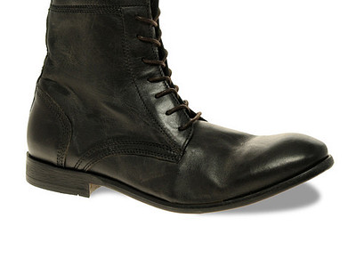 Wie fallen H by Hudson Swathmore Lace-Up Boots aus